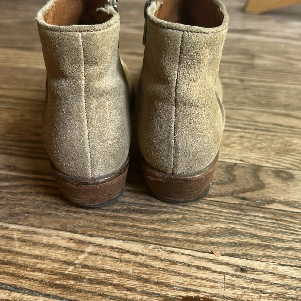 Frye Carson Piping Booties for Women Tan Suede 7.5 GUC